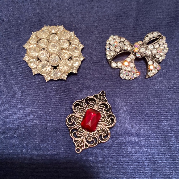 Set of three pins 1 1/2” x 1 1/2” - Picture 1 of 6